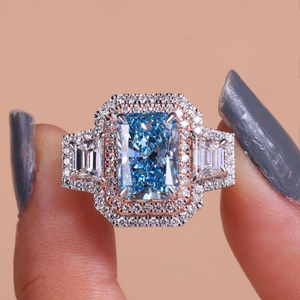 Anillo de Compromiso de Oro Blanco de 14K con Diamante de Laboratorio de 4 Quilates, Corte Radiante Azul Fantasía, Talla Trapezoidal, Tres Piedras, Doble Halo, Claridad VS, Lujo para Mujer - Product Image 1