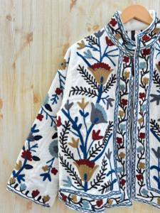 เสื้อโค้ทกำมะหยี่ปักมือสไตล์อินเดีย เสื้อแจ็คเก็ตบุผ้าสำหรับฤดูหนาว เสื้อโค้ทดีไซน์ใหม่สำหรับผู้หญิง ของขวัญเทศกาลคริสต์มาส - Product Image 3