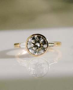 Bague de fiançailles Moissanite à coupe ronde de 10mm | Ensemble de lunette Solitaire avec côtés baguette | Bijoux fins en or ou en argent OEM - Product Image 1