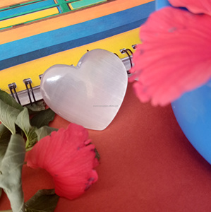 Proveedor a granel de alta calidad de piedras preciosas de selenita natural Forma de corazón blanco fino con efectos curativos y calmantes Calidad superior AAA + - Product Image 2