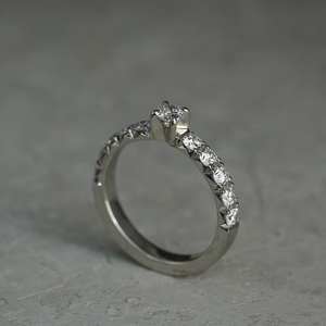 Bague de fiançailles Moissanite coupe ronde de 5mm | Demi-bande d'éternité avec pierres latérales | OEM de bijoux fins de mariage de mariée en or ou en argent - Product Image 5