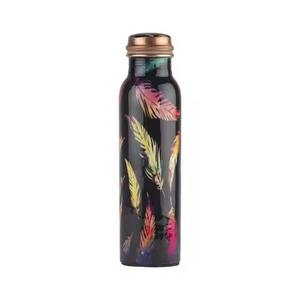 Elegante botella de agua de cobre con estampado de plumas para una experiencia de hidratación elegante Mezcla perfecta de bienestar artístico y lujo diario - Product Image 1