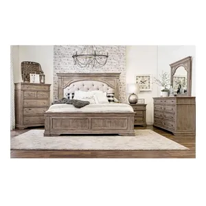 ネバダのベッドルームは、木製のインレイと白いウォッシュ仕上げの無垢のマホガニーにセットされています。