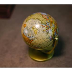 Fabriqué à partir de métal bruni monde globe tourne lentement chuchotant des histoires d'explorateurs et de rêveurs qui ont osé traverser les mers - Product Image 4