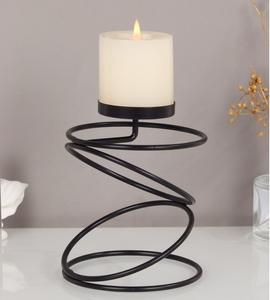 Bougeoir en fer artisanal exquis avec des motifs ornementaux finement détaillés et des paramètres d'ambiance élégants aux chandelles - Product Image 4