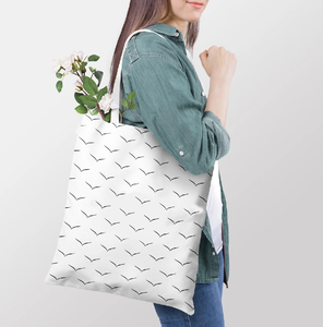 Bolso de mano moderno en beige con bufanda decorativa. Disponible a precios de mayoreo. - Product Image 3