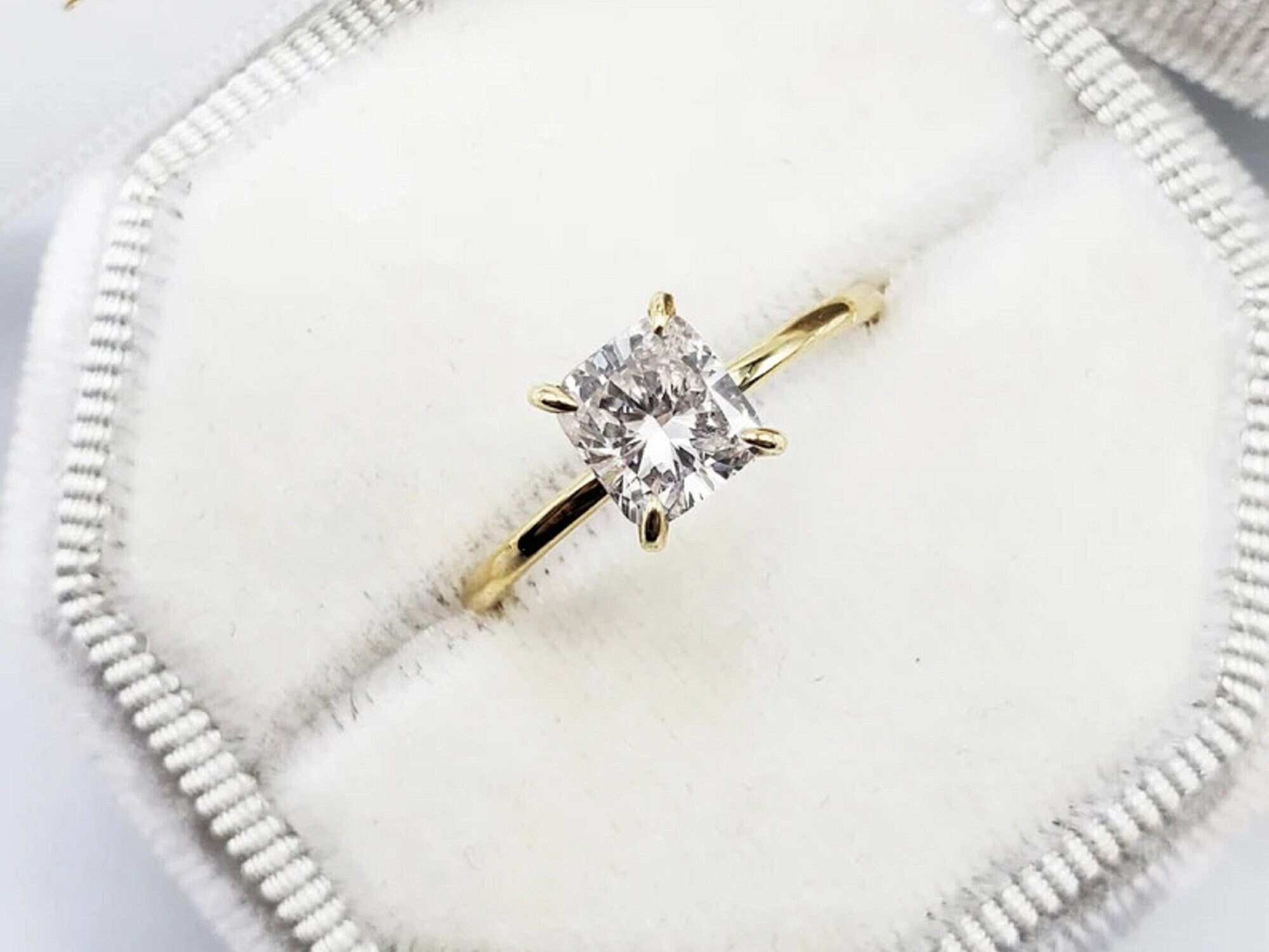 สีเหลืองทอง