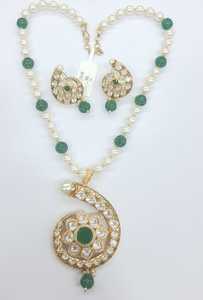 Collier à pendentif Royal Kundan serti de pierres vertes et de boucles d'oreilles Bijoux de créateur pour femme adaptés à tous les événements traditionnels - Product Image 5