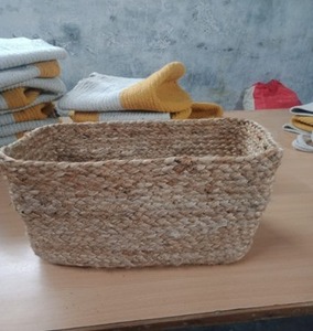 Panier à plantes suspendu en jute de forme rectangulaire, design moderne, écologique, avec finition tressée - Product Image 2