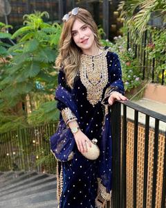 Costume de créateur de vêtements de fête fil lourd en velours de viscose avec haut et pantalon de travail brodé séquentiel avec travail perlé Dupatta - Product Image 2