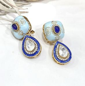 Conjunto de pendientes de fusión pequeños con estilo moderno de la mejor calidad con tono dorado perfecto para ocasiones de boda para mujeres - Product Image 5