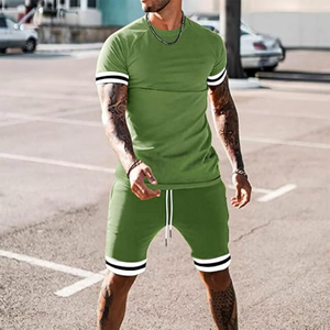 Conjunto de ropa deportiva personalizada para hombre que incluye camiseta transpirable y pantalones cortos con estilo atlético para hacer ejercicio y moda callejera - Product Image 2