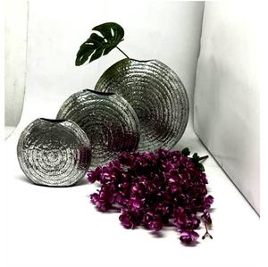 Vase décoratif en aluminium martelé de luxe, artisanal, finition nickel ou or, vase à fleurs pour la décoration de la maison et des hôtels. - Product Image 3