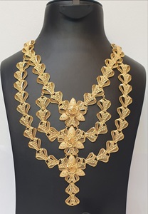 Parure de bijoux tendance en laiton plaqué or avec collier chaîne corde, boucles d'oreilles et bague, style fleur, pour femme, mariage et soirée, en alliage de zinc - Product Image 2