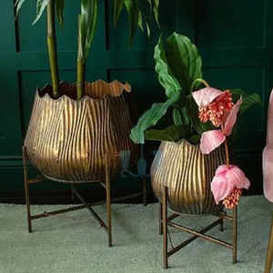 Exquisita maceta de metal doble con brillo dorado con soporte Juego de 2 macetas Maceta de hierro Macetas decorativas pequeñas y grandes al por mayor - Product Image 3