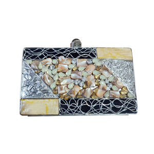 Clutch de Noche Artesanal con Cristales Exquisitos y Detalles de Perlas, Latón y Lujo - Product Image 3