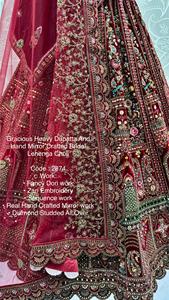 ผ้าคลุมไหล่แบบหนาประดับกระจกทำมือ งานกระจกฝีมือประณีต สไตล์โมเดิร์น ชุดเจ้าสาวเลเฮนกา โจลี ชุดแต่งงานยาวกรอมพื้น - Product Image 4