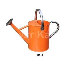 Arrosoir en métal spacieux conçu pour l'arrosage à haut volume, offrant une manipulation stable et équilibrée pour tous les jardiniers - Product Image 2