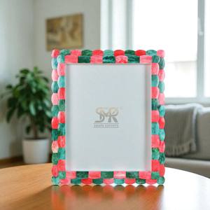 Marco de Fotos Hecho a Mano con Incrustaciones de Hueso Verde Vibrante y Rosa, Diseño Moderno de Vieira, Soporte Decorativo para Fotos para Mesa o Pared - Product Image 2