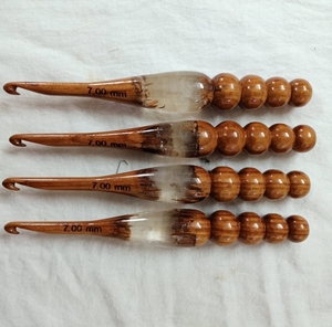 Ganchos de ganchillo de resina con logotipo personalizado-agujas de tejer decorativas OEM para negocios artesanales - Product Image 3