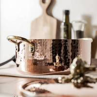 Casserole en cuivre martelé de qualité supérieure avec poignée de couvercle en laiton sculpté pour une cuisine gastronomique et un service élégant
