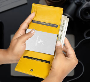 กระเป๋าสตางค์ผู้ชายแบบพับสองตอน คุณภาพพรีเมียม หนังแท้สีเหลืองคลาสสิก ป้องกัน RFID ช่องใส่บัตรหลายช่อง ดีไซน์ทันสมัย - Product Image 1