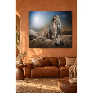 Impression sur toile : Lion Fida assis sur une roche sous un ciel bleu éclatant - Product Image 4