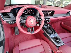 Vehículo Limpio 2025 Por-s-che 911 Carre-ra Cabrio-let 388-hp Flat-6, Paquete Sport Chrono, Interior Rojo Burdeos - Product Image 4