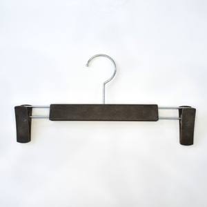 Cintres en bois et plastique moulés par injection en gros, antidérapants, avec logo personnalisé, crochets à un niveau pour garde-robe et salle de bain - Product Image 5