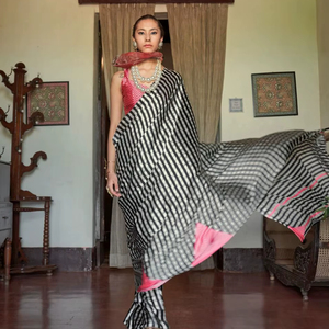 รายละเอียดผ้า ผ้าซาตินไหม ชุดส่าหรีสำหรับผู้หญิง ดีไซน์เนอร์ ชุดส่าหรีพร้อมเสื้อคลุมตัดสี สำหรับงานปาร์ตี้ เสื้อผ้าแบบดั้งเดิมของอินเดีย - Product Image 1