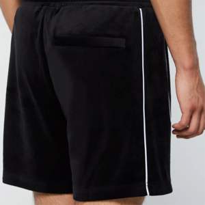 "Pantalones cortos de terciopelo Premium para hombre: a la moda, suaves y perfectos para atuendos casuales y comodidad diaria" - Product Image 3