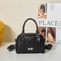 Sac à main noir pour femme, structuré, rectangulaire avec coins arrondis, poignée supérieure, fermeture éclair, bandoulière amovible