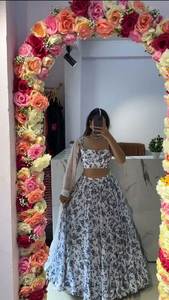 Tenue traditionnelle Style cachemiri riche fête et mariage spécial imprimé fleuri pur Chinon soie Lahenga Choli avec attache Cancan - Product Image 3