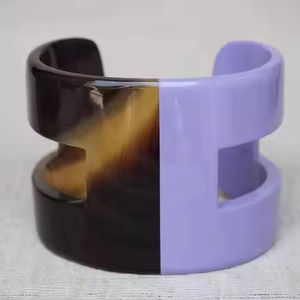 Bracelet tribal de style bohème fait à la main en corne laquée naturelle écologique artisanat Boho Chic Design - Product Image 1