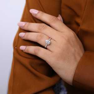 Anillo de Compromiso con Diamante Cultivado en Laboratorio con Banda Pavé y Halo de Pera - Plata de Ley y Oro, Claridad VS1, Colección de Anillos de Diamantes Elegantes - Product Image 3