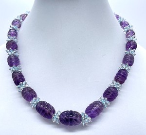 ผสมกับสีม่วงและสีฟ้าอเมทิสต์นี้แกะสลักด้วยลูกปัดบุษราคัมสีฟ้าช่วยเพิ่มเครื่องประดับด้วยสีศิลปะและความงาม - Product Image 1