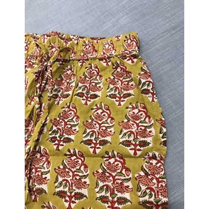 กางเกงขาสั้นผ้าฝ้ายพิมพ์ลายบล็อก 100% - ไซส์เล็ก เอวกลาง ระบายอากาศได้ดี พร้อมลวดลายตกแต่ง - Product Image 1