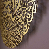 Horloge murale islamique en bois de créateur pour la décoration intérieure Horloge de prière arabe avec matériau en résine Utilisation artisanale Modèle de peinture de style amoureux