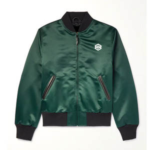 Chaqueta Bomber de satén Una capa audaz que habla volúmenes Es una chaqueta Bomber de satén - Product Image 1