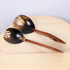 Ensemble de couverts en corne de buffle marron et noir Outils de service en corne légère de luxe uniques pour salade Artisanat naturel le plus vendu en Inde - Product Image 1