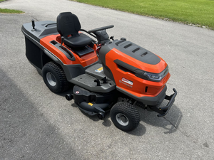รถแทรกเตอร์ตัดหญ้า Husqvarna TC 220T ปี 2026 ขนาด 108 ซม. กำลัง 19.5 แรงม้า เครื่องยนต์สองสูบ ระบบส่งกำลังไฮโดรสแตติก ถังเก็บหญ้าขนาด 350 ลิตร แบบนั่งขับ - Product Image 3