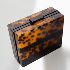 Pochette en résine de luxe d'inspiration designer avec embellissements chics et élégants sac à main artisanal sur le thème de l'art moderne - Product Image 3