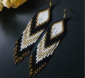 Boucles d'oreilles longues en perles noires et or, faites à la main, qualité luxe, style paon à franges, avec pompons perlés - Product Image 2