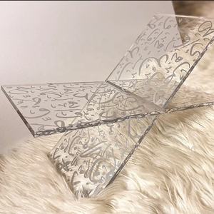 Support spirituel élégant en acrylique, magnifiquement orné d'une calligraphie arabe finement gravée, alliant durabilité et beauté. - Product Image 1