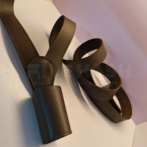 Porta Banderas de Cuero Resistente con Asa Cómoda y Acabado de Alta Calidad, Ideal para Uso Profesional en la Manipulación de Banderas - Product Image 2