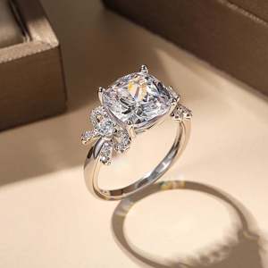 แหวนหมั้นเพชรเจียระไนทรงเรเดียนท์สามเม็ดประดับโบว์แพลตตินั่ม Jeulia - Product Image 4