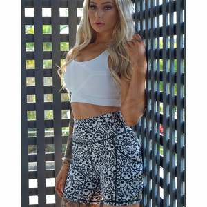 Short de fitness d'été écologique pour femmes, personnalisé par OEM, style sportif, short de yoga tricoté avec poches latérales. - Product Image 2