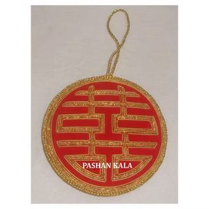 Adorno Colgante Redondo Hecho a Mano con Bordado Zari Dorado para Decoración del Hogar y Árbol de Navidad, Hecho en India - Product Image 1