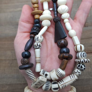Cuentas Redondas Talladas a Mano con Acabado Antiguo, de Hueso Natural para Joyería Vintage, Artesanías Tribales y Accesorios de Moda - Product Image 1