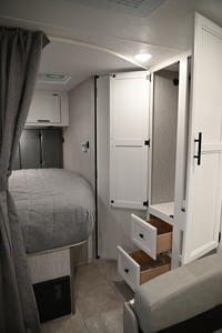 Autocaravana de lujo Coachmen CROSS TRAIL 23XG 2022, blanca, para camping familiar, con piso acrílico, Euro 5, emisiones 4-6. - Product Image 6